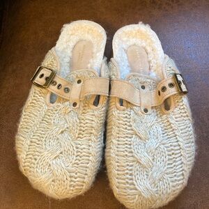 American Eagle clogs with Sherpa and sweater like material